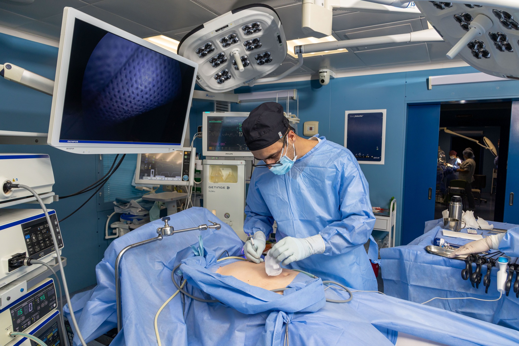 Хирург видаляє жовчний міхур